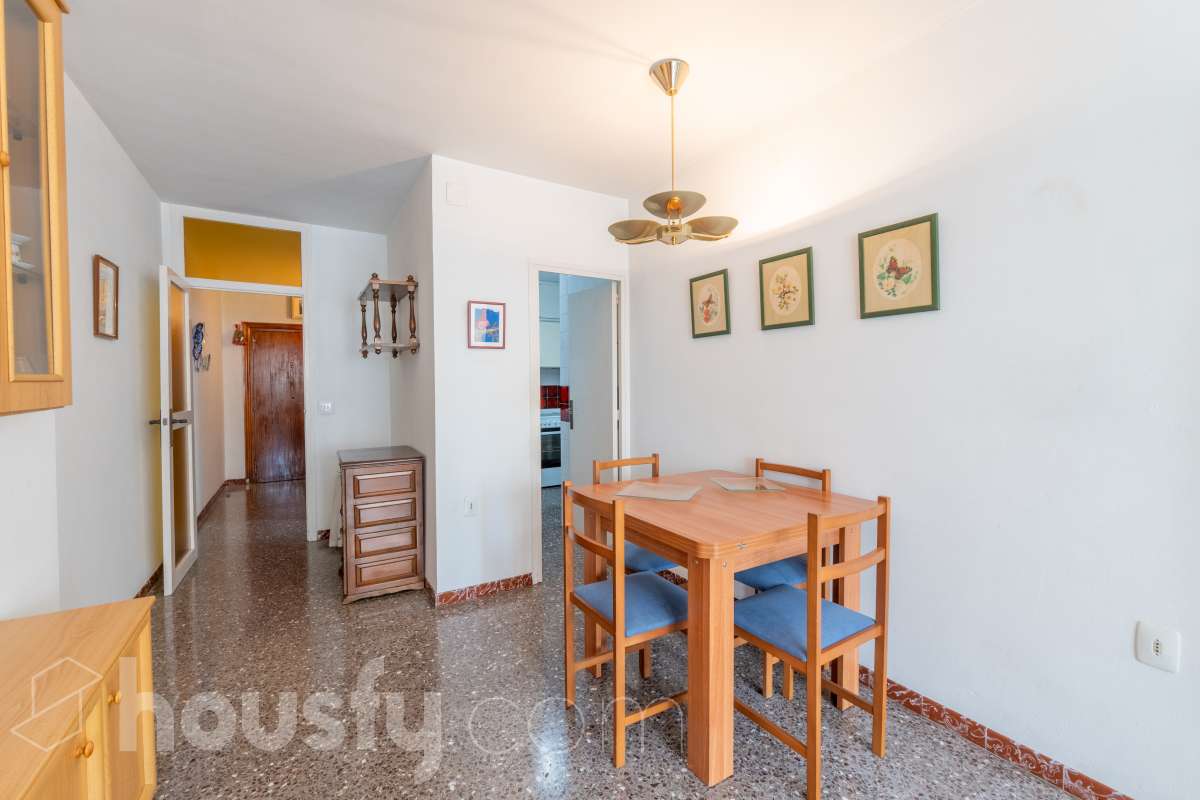 Housfy vende piso con gran potencial de reforma junto a la Rambla Principal de Vilanova Oportunidad en una ubicación privilegiada de Vilanova i la Geltrú. Piso situado a pocos pasos de la Rambla Principal, en una primera planta con ascensor, una ubicación excelente para quienes buscan vivir en pleno centro, con todos los servicios, comercios y comodidades al alcance. La vivienda dispone actualmente de 3 habitaciones, 1 baño, cocina independiente y lavadero, ofreciendo una distribución que permite plantear una reforma integral y adaptarla completamente a las necesidades y gustos del nuevo propietario. Uno de los principales atractivos de esta propiedad es su posibilidad de redistribución. Se pueden eliminar tabiques y transformar el espacio para conseguir una vivienda mucho más abierta, moderna y luminosa. Una de las opciones de reforma permitiría disponer de 2 habitaciones y un espectacular salón-comedor de aproximadamente 40 m² con cocina abierta, creando una amplia zona de día ideal para disfrutar y recibir invitados. La vivienda ofrece así la posibilidad de reformarla completamente a gusto, diseñando una distribución actual y funcional sin tener que adaptarse a una distribución antigua. Una propiedad ideal tanto para crear una vivienda a medida como para inversores que busquen una oportunidad de transformación en una de las zonas más céntricas de Vilanova i la Geltrú. Ven a visitarla y descubre todas las posibilidades que ofrece. Aviso legal El precio de venta no incluye gastos de la compraventa como notaría, registro, impuestos, ni tampoco honorarios agencia. Esta publicación no es vinculante. Consulta siempre la nota simple con Housfy antes de formalizar la compraventa. Sobre nosotros Housfy es la plataforma integral de servicios inmobiliarios. Nuestra combinación de expertos y tecnología pone al alcance de todo el mundo servicios cómodos, claros y seguros. AICAT número: 7922. Nos encargamos de la gestión y asesoramiento de la compra. ¡Olvídate de todo! Hacemos los trámites por ti. Y, si además necesitas financiación, ponemos a tu disposición un bróker hipotecario para ayudarte a conseguir las mejores condiciones para tu perfil económico. ¿Quieres visitarla? Contacta con Housfy y agenda tu visita sin compromiso. Más información en: housfy.com-4