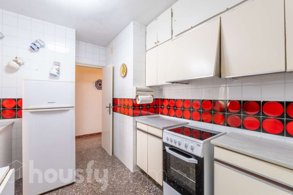 Housfy vende piso con gran potencial de reforma junto a la Rambla Principal de Vilanova Oportunidad en una ubicación privilegiada de Vilanova i la Geltrú. Piso situado a pocos pasos de la Rambla Principal, en una primera planta con ascensor, una ubicación excelente para quienes buscan vivir en pleno centro, con todos los servicios, comercios y comodidades al alcance. La vivienda dispone actualmente de 3 habitaciones, 1 baño, cocina independiente y lavadero, ofreciendo una distribución que permite plantear una reforma integral y adaptarla completamente a las necesidades y gustos del nuevo propietario. Uno de los principales atractivos de esta propiedad es su posibilidad de redistribución. Se pueden eliminar tabiques y transformar el espacio para conseguir una vivienda mucho más abierta, moderna y luminosa. Una de las opciones de reforma permitiría disponer de 2 habitaciones y un espectacular salón-comedor de aproximadamente 40 m² con cocina abierta, creando una amplia zona de día ideal para disfrutar y recibir invitados. La vivienda ofrece así la posibilidad de reformarla completamente a gusto, diseñando una distribución actual y funcional sin tener que adaptarse a una distribución antigua. Una propiedad ideal tanto para crear una vivienda a medida como para inversores que busquen una oportunidad de transformación en una de las zonas más céntricas de Vilanova i la Geltrú. Ven a visitarla y descubre todas las posibilidades que ofrece. Aviso legal El precio de venta no incluye gastos de la compraventa como notaría, registro, impuestos, ni tampoco honorarios agencia. Esta publicación no es vinculante. Consulta siempre la nota simple con Housfy antes de formalizar la compraventa. Sobre nosotros Housfy es la plataforma integral de servicios inmobiliarios. Nuestra combinación de expertos y tecnología pone al alcance de todo el mundo servicios cómodos, claros y seguros. AICAT número: 7922. Nos encargamos de la gestión y asesoramiento de la compra. ¡Olvídate de todo! Hacemos los trámites por ti. Y, si además necesitas financiación, ponemos a tu disposición un bróker hipotecario para ayudarte a conseguir las mejores condiciones para tu perfil económico. ¿Quieres visitarla? Contacta con Housfy y agenda tu visita sin compromiso. Más información en: housfy.com-15