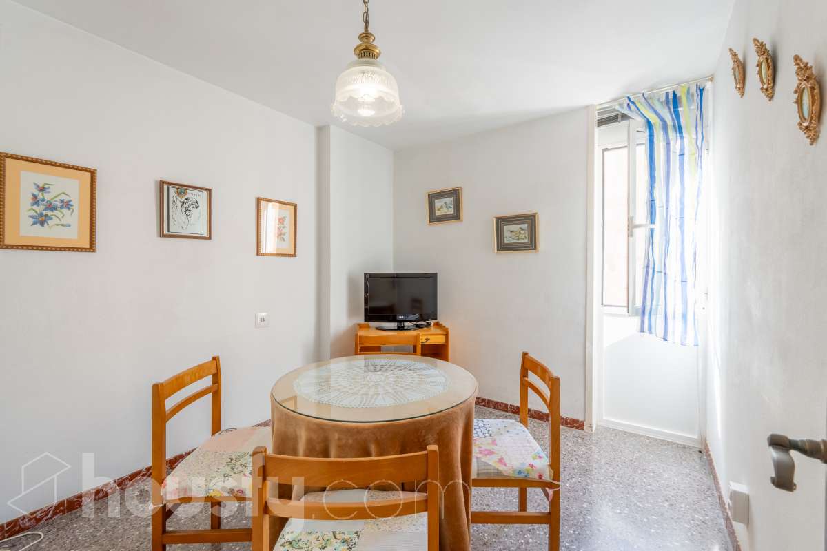 Housfy vende piso con gran potencial de reforma junto a la Rambla Principal de Vilanova Oportunidad en una ubicación privilegiada de Vilanova i la Geltrú. Piso situado a pocos pasos de la Rambla Principal, en una primera planta con ascensor, una ubicación excelente para quienes buscan vivir en pleno centro, con todos los servicios, comercios y comodidades al alcance. La vivienda dispone actualmente de 3 habitaciones, 1 baño, cocina independiente y lavadero, ofreciendo una distribución que permite plantear una reforma integral y adaptarla completamente a las necesidades y gustos del nuevo propietario. Uno de los principales atractivos de esta propiedad es su posibilidad de redistribución. Se pueden eliminar tabiques y transformar el espacio para conseguir una vivienda mucho más abierta, moderna y luminosa. Una de las opciones de reforma permitiría disponer de 2 habitaciones y un espectacular salón-comedor de aproximadamente 40 m² con cocina abierta, creando una amplia zona de día ideal para disfrutar y recibir invitados. La vivienda ofrece así la posibilidad de reformarla completamente a gusto, diseñando una distribución actual y funcional sin tener que adaptarse a una distribución antigua. Una propiedad ideal tanto para crear una vivienda a medida como para inversores que busquen una oportunidad de transformación en una de las zonas más céntricas de Vilanova i la Geltrú. Ven a visitarla y descubre todas las posibilidades que ofrece. Aviso legal El precio de venta no incluye gastos de la compraventa como notaría, registro, impuestos, ni tampoco honorarios agencia. Esta publicación no es vinculante. Consulta siempre la nota simple con Housfy antes de formalizar la compraventa. Sobre nosotros Housfy es la plataforma integral de servicios inmobiliarios. Nuestra combinación de expertos y tecnología pone al alcance de todo el mundo servicios cómodos, claros y seguros. AICAT número: 7922. Nos encargamos de la gestión y asesoramiento de la compra. ¡Olvídate de todo! Hacemos los trámites por ti. Y, si además necesitas financiación, ponemos a tu disposición un bróker hipotecario para ayudarte a conseguir las mejores condiciones para tu perfil económico. ¿Quieres visitarla? Contacta con Housfy y agenda tu visita sin compromiso. Más información en: housfy.com-12