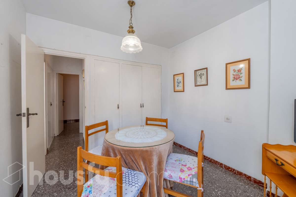 Housfy vende piso con gran potencial de reforma junto a la Rambla Principal de Vilanova Oportunidad en una ubicación privilegiada de Vilanova i la Geltrú. Piso situado a pocos pasos de la Rambla Principal, en una primera planta con ascensor, una ubicación excelente para quienes buscan vivir en pleno centro, con todos los servicios, comercios y comodidades al alcance. La vivienda dispone actualmente de 3 habitaciones, 1 baño, cocina independiente y lavadero, ofreciendo una distribución que permite plantear una reforma integral y adaptarla completamente a las necesidades y gustos del nuevo propietario. Uno de los principales atractivos de esta propiedad es su posibilidad de redistribución. Se pueden eliminar tabiques y transformar el espacio para conseguir una vivienda mucho más abierta, moderna y luminosa. Una de las opciones de reforma permitiría disponer de 2 habitaciones y un espectacular salón-comedor de aproximadamente 40 m² con cocina abierta, creando una amplia zona de día ideal para disfrutar y recibir invitados. La vivienda ofrece así la posibilidad de reformarla completamente a gusto, diseñando una distribución actual y funcional sin tener que adaptarse a una distribución antigua. Una propiedad ideal tanto para crear una vivienda a medida como para inversores que busquen una oportunidad de transformación en una de las zonas más céntricas de Vilanova i la Geltrú. Ven a visitarla y descubre todas las posibilidades que ofrece. Aviso legal El precio de venta no incluye gastos de la compraventa como notaría, registro, impuestos, ni tampoco honorarios agencia. Esta publicación no es vinculante. Consulta siempre la nota simple con Housfy antes de formalizar la compraventa. Sobre nosotros Housfy es la plataforma integral de servicios inmobiliarios. Nuestra combinación de expertos y tecnología pone al alcance de todo el mundo servicios cómodos, claros y seguros. AICAT número: 7922. Nos encargamos de la gestión y asesoramiento de la compra. ¡Olvídate de todo! Hacemos los trámites por ti. Y, si además necesitas financiación, ponemos a tu disposición un bróker hipotecario para ayudarte a conseguir las mejores condiciones para tu perfil económico. ¿Quieres visitarla? Contacta con Housfy y agenda tu visita sin compromiso. Más información en: housfy.com-11