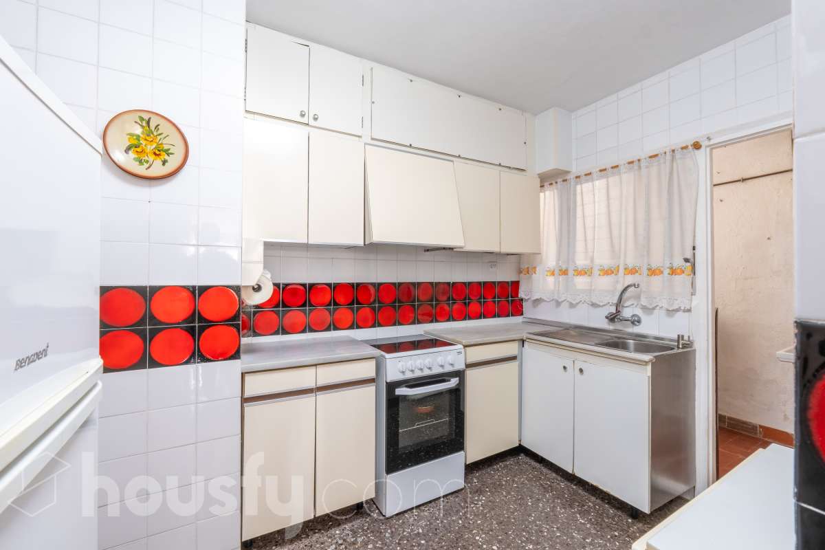 Housfy vende piso con gran potencial de reforma junto a la Rambla Principal de Vilanova Oportunidad en una ubicación privilegiada de Vilanova i la Geltrú. Piso situado a pocos pasos de la Rambla Principal, en una primera planta con ascensor, una ubicación excelente para quienes buscan vivir en pleno centro, con todos los servicios, comercios y comodidades al alcance. La vivienda dispone actualmente de 3 habitaciones, 1 baño, cocina independiente y lavadero, ofreciendo una distribución que permite plantear una reforma integral y adaptarla completamente a las necesidades y gustos del nuevo propietario. Uno de los principales atractivos de esta propiedad es su posibilidad de redistribución. Se pueden eliminar tabiques y transformar el espacio para conseguir una vivienda mucho más abierta, moderna y luminosa. Una de las opciones de reforma permitiría disponer de 2 habitaciones y un espectacular salón-comedor de aproximadamente 40 m² con cocina abierta, creando una amplia zona de día ideal para disfrutar y recibir invitados. La vivienda ofrece así la posibilidad de reformarla completamente a gusto, diseñando una distribución actual y funcional sin tener que adaptarse a una distribución antigua. Una propiedad ideal tanto para crear una vivienda a medida como para inversores que busquen una oportunidad de transformación en una de las zonas más céntricas de Vilanova i la Geltrú. Ven a visitarla y descubre todas las posibilidades que ofrece. Aviso legal El precio de venta no incluye gastos de la compraventa como notaría, registro, impuestos, ni tampoco honorarios agencia. Esta publicación no es vinculante. Consulta siempre la nota simple con Housfy antes de formalizar la compraventa. Sobre nosotros Housfy es la plataforma integral de servicios inmobiliarios. Nuestra combinación de expertos y tecnología pone al alcance de todo el mundo servicios cómodos, claros y seguros. AICAT número: 7922. Nos encargamos de la gestión y asesoramiento de la compra. ¡Olvídate de todo! Hacemos los trámites por ti. Y, si además necesitas financiación, ponemos a tu disposición un bróker hipotecario para ayudarte a conseguir las mejores condiciones para tu perfil económico. ¿Quieres visitarla? Contacta con Housfy y agenda tu visita sin compromiso. Más información en: housfy.com-16