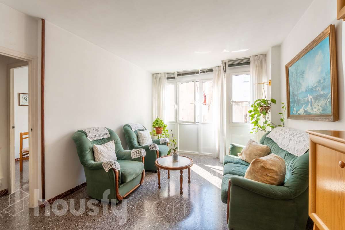 Housfy vende piso con gran potencial de reforma junto a la Rambla Principal de Vilanova Oportunidad en una ubicación privilegiada de Vilanova i la Geltrú. Piso situado a pocos pasos de la Rambla Principal, en una primera planta con ascensor, una ubicación excelente para quienes buscan vivir en pleno centro, con todos los servicios, comercios y comodidades al alcance. La vivienda dispone actualmente de 3 habitaciones, 1 baño, cocina independiente y lavadero, ofreciendo una distribución que permite plantear una reforma integral y adaptarla completamente a las necesidades y gustos del nuevo propietario. Uno de los principales atractivos de esta propiedad es su posibilidad de redistribución. Se pueden eliminar tabiques y transformar el espacio para conseguir una vivienda mucho más abierta, moderna y luminosa. Una de las opciones de reforma permitiría disponer de 2 habitaciones y un espectacular salón-comedor de aproximadamente 40 m² con cocina abierta, creando una amplia zona de día ideal para disfrutar y recibir invitados. La vivienda ofrece así la posibilidad de reformarla completamente a gusto, diseñando una distribución actual y funcional sin tener que adaptarse a una distribución antigua. Una propiedad ideal tanto para crear una vivienda a medida como para inversores que busquen una oportunidad de transformación en una de las zonas más céntricas de Vilanova i la Geltrú. Ven a visitarla y descubre todas las posibilidades que ofrece. Aviso legal El precio de venta no incluye gastos de la compraventa como notaría, registro, impuestos, ni tampoco honorarios agencia. Esta publicación no es vinculante. Consulta siempre la nota simple con Housfy antes de formalizar la compraventa. Sobre nosotros Housfy es la plataforma integral de servicios inmobiliarios. Nuestra combinación de expertos y tecnología pone al alcance de todo el mundo servicios cómodos, claros y seguros. AICAT número: 7922. Nos encargamos de la gestión y asesoramiento de la compra. ¡Olvídate de todo! Hacemos los trámites por ti. Y, si además necesitas financiación, ponemos a tu disposición un bróker hipotecario para ayudarte a conseguir las mejores condiciones para tu perfil económico. ¿Quieres visitarla? Contacta con Housfy y agenda tu visita sin compromiso. Más información en: housfy.com-6