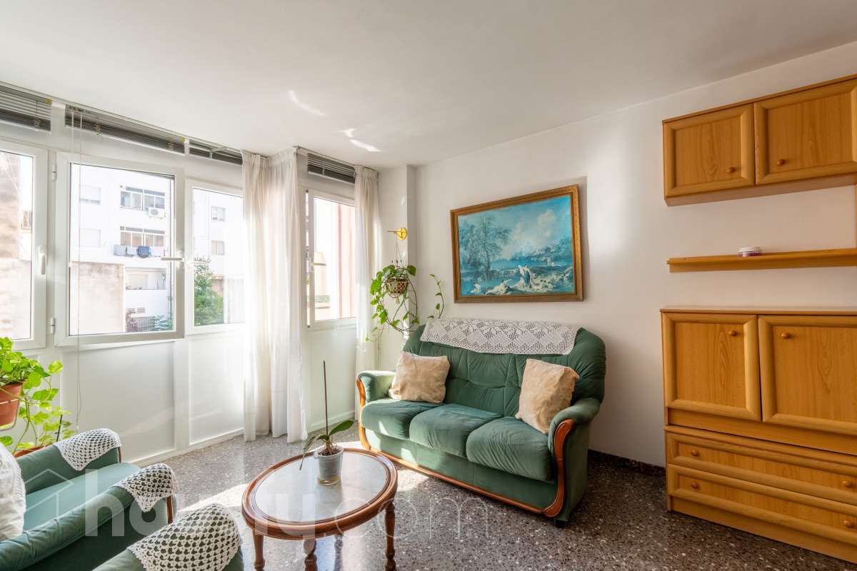 Housfy vende piso con gran potencial de reforma junto a la Rambla Principal de Vilanova Oportunidad en una ubicación privilegiada de Vilanova i la Geltrú. Piso situado a pocos pasos de la Rambla Principal, en una primera planta con ascensor, una ubicación excelente para quienes buscan vivir en pleno centro, con todos los servicios, comercios y comodidades al alcance. La vivienda dispone actualmente de 3 habitaciones, 1 baño, cocina independiente y lavadero, ofreciendo una distribución que permite plantear una reforma integral y adaptarla completamente a las necesidades y gustos del nuevo propietario. Uno de los principales atractivos de esta propiedad es su posibilidad de redistribución. Se pueden eliminar tabiques y transformar el espacio para conseguir una vivienda mucho más abierta, moderna y luminosa. Una de las opciones de reforma permitiría disponer de 2 habitaciones y un espectacular salón-comedor de aproximadamente 40 m² con cocina abierta, creando una amplia zona de día ideal para disfrutar y recibir invitados. La vivienda ofrece así la posibilidad de reformarla completamente a gusto, diseñando una distribución actual y funcional sin tener que adaptarse a una distribución antigua. Una propiedad ideal tanto para crear una vivienda a medida como para inversores que busquen una oportunidad de transformación en una de las zonas más céntricas de Vilanova i la Geltrú. Ven a visitarla y descubre todas las posibilidades que ofrece. Aviso legal El precio de venta no incluye gastos de la compraventa como notaría, registro, impuestos, ni tampoco honorarios agencia. Esta publicación no es vinculante. Consulta siempre la nota simple con Housfy antes de formalizar la compraventa. Sobre nosotros Housfy es la plataforma integral de servicios inmobiliarios. Nuestra combinación de expertos y tecnología pone al alcance de todo el mundo servicios cómodos, claros y seguros. AICAT número: 7922. Nos encargamos de la gestión y asesoramiento de la compra. ¡Olvídate de todo! Hacemos los trámites por ti. Y, si además necesitas financiación, ponemos a tu disposición un bróker hipotecario para ayudarte a conseguir las mejores condiciones para tu perfil económico. ¿Quieres visitarla? Contacta con Housfy y agenda tu visita sin compromiso. Más información en: housfy.com-5