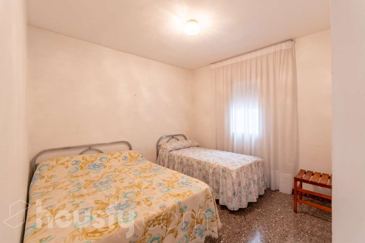 Housfy vende piso con gran potencial de reforma junto a la Rambla Principal de Vilanova Oportunidad en una ubicación privilegiada de Vilanova i la Geltrú. Piso situado a pocos pasos de la Rambla Principal, en una primera planta con ascensor, una ubicación excelente para quienes buscan vivir en pleno centro, con todos los servicios, comercios y comodidades al alcance. La vivienda dispone actualmente de 3 habitaciones, 1 baño, cocina independiente y lavadero, ofreciendo una distribución que permite plantear una reforma integral y adaptarla completamente a las necesidades y gustos del nuevo propietario. Uno de los principales atractivos de esta propiedad es su posibilidad de redistribución. Se pueden eliminar tabiques y transformar el espacio para conseguir una vivienda mucho más abierta, moderna y luminosa. Una de las opciones de reforma permitiría disponer de 2 habitaciones y un espectacular salón-comedor de aproximadamente 40 m² con cocina abierta, creando una amplia zona de día ideal para disfrutar y recibir invitados. La vivienda ofrece así la posibilidad de reformarla completamente a gusto, diseñando una distribución actual y funcional sin tener que adaptarse a una distribución antigua. Una propiedad ideal tanto para crear una vivienda a medida como para inversores que busquen una oportunidad de transformación en una de las zonas más céntricas de Vilanova i la Geltrú. Ven a visitarla y descubre todas las posibilidades que ofrece. Aviso legal El precio de venta no incluye gastos de la compraventa como notaría, registro, impuestos, ni tampoco honorarios agencia. Esta publicación no es vinculante. Consulta siempre la nota simple con Housfy antes de formalizar la compraventa. Sobre nosotros Housfy es la plataforma integral de servicios inmobiliarios. Nuestra combinación de expertos y tecnología pone al alcance de todo el mundo servicios cómodos, claros y seguros. AICAT número: 7922. Nos encargamos de la gestión y asesoramiento de la compra. ¡Olvídate de todo! Hacemos los trámites por ti. Y, si además necesitas financiación, ponemos a tu disposición un bróker hipotecario para ayudarte a conseguir las mejores condiciones para tu perfil económico. ¿Quieres visitarla? Contacta con Housfy y agenda tu visita sin compromiso. Más información en: housfy.com-18