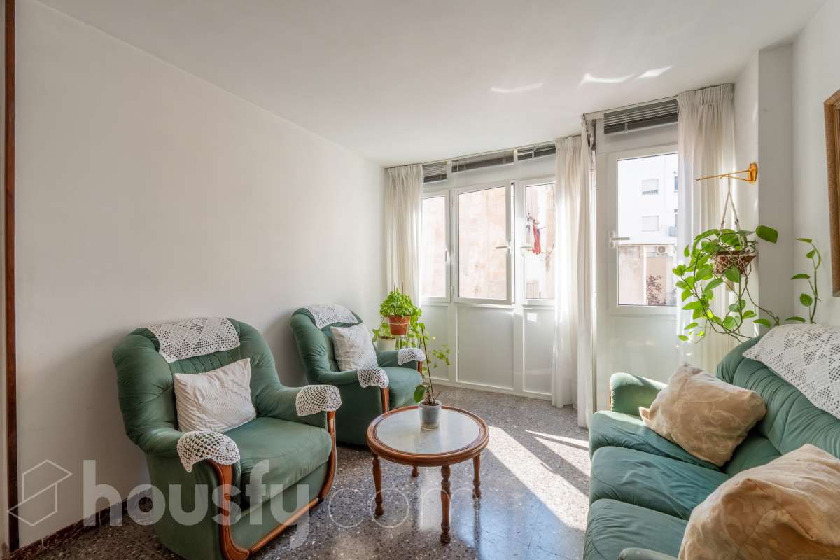 Housfy vende piso con gran potencial de reforma junto a la Rambla Principal de Vilanova Oportunidad en una ubicación privilegiada de Vilanova i la Geltrú. Piso situado a pocos pasos de la Rambla Principal, en una primera planta con ascensor, una ubicación excelente para quienes buscan vivir en pleno centro, con todos los servicios, comercios y comodidades al alcance. La vivienda dispone actualmente de 3 habitaciones, 1 baño, cocina independiente y lavadero, ofreciendo una distribución que permite plantear una reforma integral y adaptarla completamente a las necesidades y gustos del nuevo propietario. Uno de los principales atractivos de esta propiedad es su posibilidad de redistribución. Se pueden eliminar tabiques y transformar el espacio para conseguir una vivienda mucho más abierta, moderna y luminosa. Una de las opciones de reforma permitiría disponer de 2 habitaciones y un espectacular salón-comedor de aproximadamente 40 m² con cocina abierta, creando una amplia zona de día ideal para disfrutar y recibir invitados. La vivienda ofrece así la posibilidad de reformarla completamente a gusto, diseñando una distribución actual y funcional sin tener que adaptarse a una distribución antigua. Una propiedad ideal tanto para crear una vivienda a medida como para inversores que busquen una oportunidad de transformación en una de las zonas más céntricas de Vilanova i la Geltrú. Ven a visitarla y descubre todas las posibilidades que ofrece. Aviso legal El precio de venta no incluye gastos de la compraventa como notaría, registro, impuestos, ni tampoco honorarios agencia. Esta publicación no es vinculante. Consulta siempre la nota simple con Housfy antes de formalizar la compraventa. Sobre nosotros Housfy es la plataforma integral de servicios inmobiliarios. Nuestra combinación de expertos y tecnología pone al alcance de todo el mundo servicios cómodos, claros y seguros. AICAT número: 7922. Nos encargamos de la gestión y asesoramiento de la compra. ¡Olvídate de todo! Hacemos los trámites por ti. Y, si además necesitas financiación, ponemos a tu disposición un bróker hipotecario para ayudarte a conseguir las mejores condiciones para tu perfil económico. ¿Quieres visitarla? Contacta con Housfy y agenda tu visita sin compromiso. Más información en: housfy.com-9