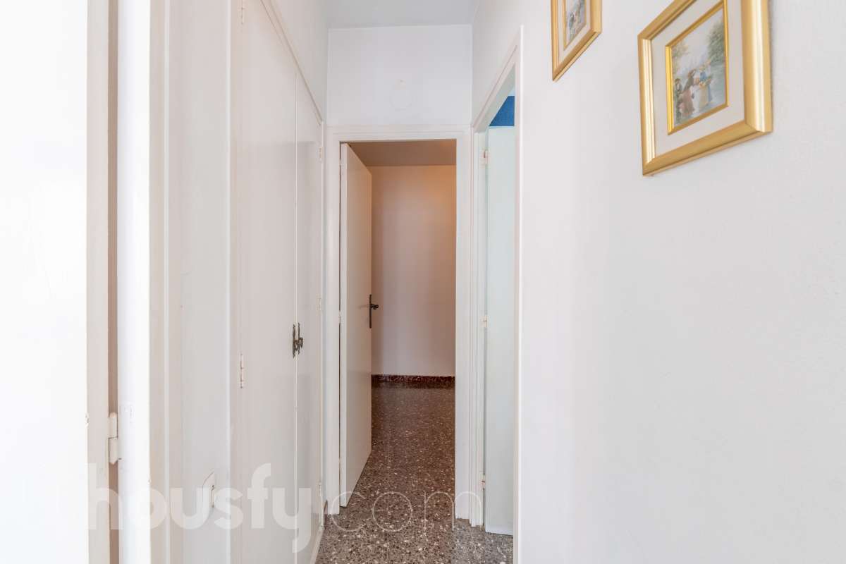 Housfy vende piso con gran potencial de reforma junto a la Rambla Principal de Vilanova Oportunidad en una ubicación privilegiada de Vilanova i la Geltrú. Piso situado a pocos pasos de la Rambla Principal, en una primera planta con ascensor, una ubicación excelente para quienes buscan vivir en pleno centro, con todos los servicios, comercios y comodidades al alcance. La vivienda dispone actualmente de 3 habitaciones, 1 baño, cocina independiente y lavadero, ofreciendo una distribución que permite plantear una reforma integral y adaptarla completamente a las necesidades y gustos del nuevo propietario. Uno de los principales atractivos de esta propiedad es su posibilidad de redistribución. Se pueden eliminar tabiques y transformar el espacio para conseguir una vivienda mucho más abierta, moderna y luminosa. Una de las opciones de reforma permitiría disponer de 2 habitaciones y un espectacular salón-comedor de aproximadamente 40 m² con cocina abierta, creando una amplia zona de día ideal para disfrutar y recibir invitados. La vivienda ofrece así la posibilidad de reformarla completamente a gusto, diseñando una distribución actual y funcional sin tener que adaptarse a una distribución antigua. Una propiedad ideal tanto para crear una vivienda a medida como para inversores que busquen una oportunidad de transformación en una de las zonas más céntricas de Vilanova i la Geltrú. Ven a visitarla y descubre todas las posibilidades que ofrece. Aviso legal El precio de venta no incluye gastos de la compraventa como notaría, registro, impuestos, ni tampoco honorarios agencia. Esta publicación no es vinculante. Consulta siempre la nota simple con Housfy antes de formalizar la compraventa. Sobre nosotros Housfy es la plataforma integral de servicios inmobiliarios. Nuestra combinación de expertos y tecnología pone al alcance de todo el mundo servicios cómodos, claros y seguros. AICAT número: 7922. Nos encargamos de la gestión y asesoramiento de la compra. ¡Olvídate de todo! Hacemos los trámites por ti. Y, si además necesitas financiación, ponemos a tu disposición un bróker hipotecario para ayudarte a conseguir las mejores condiciones para tu perfil económico. ¿Quieres visitarla? Contacta con Housfy y agenda tu visita sin compromiso. Más información en: housfy.com-25