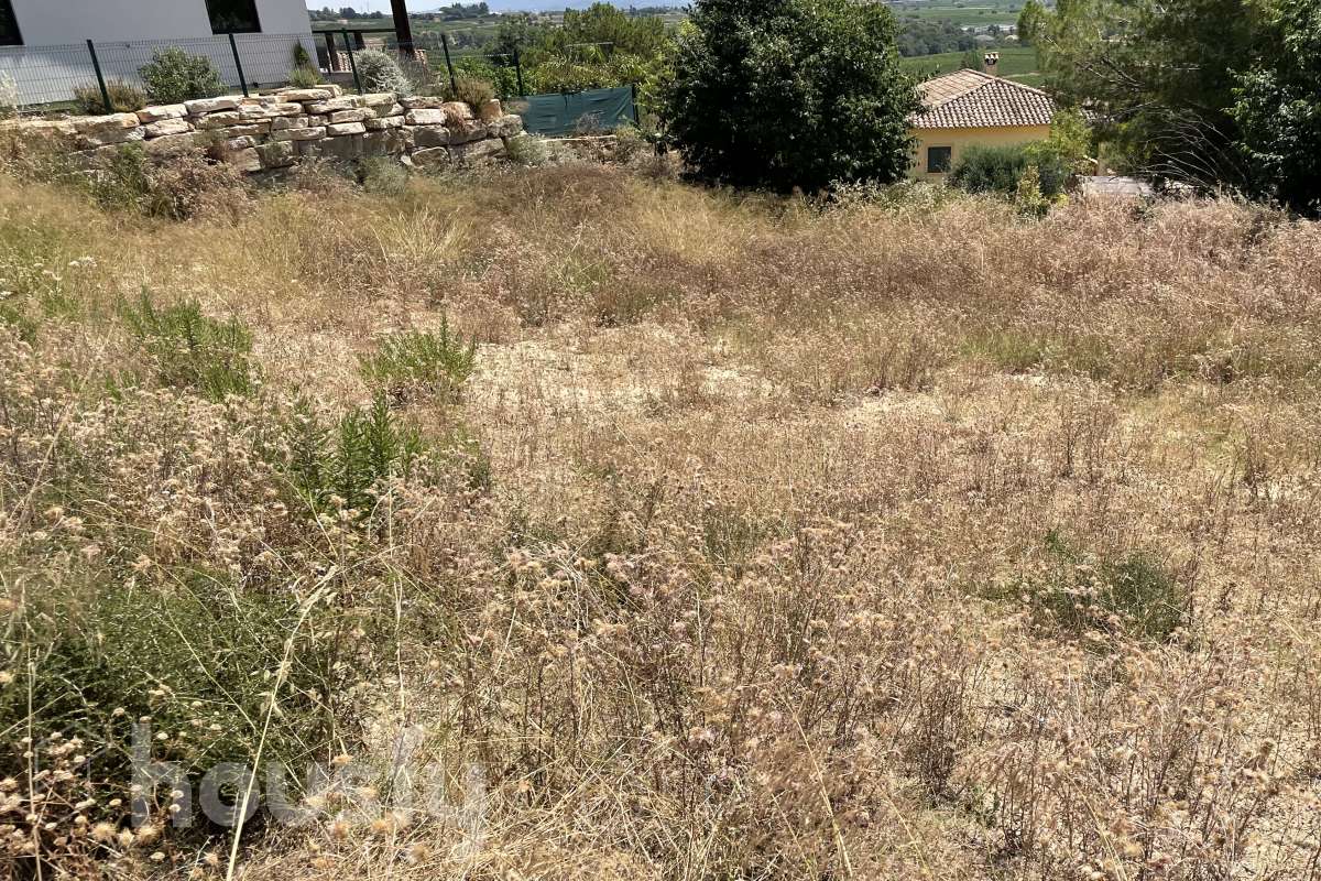 Housfy vende 🏡 solar ubicado en Vilobí del Penedès, Diseña la casa de tus sueños sobre una parcela despejada, soleada y lista para empezar a construir. Dispone de 602 metros útiles (verificados con la Dirección General de Catastro). Construido en el año: 2025. Características específicas -Orientación sureste Zona y entorno Respecto a la ubicación, se sitúa en Vilobí del Penedès, municipio de Vilobí del Penedès. Esta propiedad se encuentra cerca de transporte público, colegios, supermercados y farmacias. Aviso legal El precio de venta no incluye gastos de la compraventa como notaría, registro, impuestos, ni tampoco honorarios agencia. Esta publicación no es vinculante. Consulta siempre la nota simple con Housfy antes de formalizar la compraventa. Sobre nosotros Housfy es la plataforma integral de servicios inmobiliarios. Nuestra combinación de expertos y tecnología pone al alcance de todo el mundo servicios cómodos, claros y seguros. AICAT número: 7922. Nos encargamos de la gestión y asesoramiento de la compra. ¡Olvídate de todo! Hacemos los trámites por ti. Y, si además necesitas financiación, ponemos a tu disposición un bróker hipotecario para ayudarte a conseguir las mejores condiciones para tu perfil económico. En cumplimiento de la Ley 8/2026 en Cataluña, el certificado de presencia o ausencia de amianto se encuentra en proceso de tramitación. ¿Quieres visitarla? Contacta con Housfy y agenda tu visita sin compromiso. Más información en: housfy.com-4