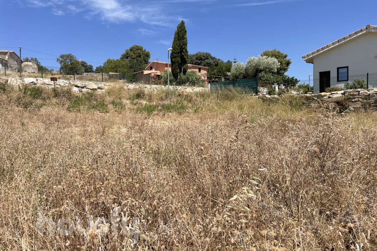 Housfy vende 🏡 solar ubicado en Vilobí del Penedès, Diseña la casa de tus sueños sobre una parcela despejada, soleada y lista para empezar a construir. Dispone de 602 metros útiles (verificados con la Dirección General de Catastro). Construido en el año: 2025. Características específicas -Orientación sureste Zona y entorno Respecto a la ubicación, se sitúa en Vilobí del Penedès, municipio de Vilobí del Penedès. Esta propiedad se encuentra cerca de transporte público, colegios, supermercados y farmacias. Aviso legal El precio de venta no incluye gastos de la compraventa como notaría, registro, impuestos, ni tampoco honorarios agencia. Esta publicación no es vinculante. Consulta siempre la nota simple con Housfy antes de formalizar la compraventa. Sobre nosotros Housfy es la plataforma integral de servicios inmobiliarios. Nuestra combinación de expertos y tecnología pone al alcance de todo el mundo servicios cómodos, claros y seguros. AICAT número: 7922. Nos encargamos de la gestión y asesoramiento de la compra. ¡Olvídate de todo! Hacemos los trámites por ti. Y, si además necesitas financiación, ponemos a tu disposición un bróker hipotecario para ayudarte a conseguir las mejores condiciones para tu perfil económico. En cumplimiento de la Ley 8/2026 en Cataluña, el certificado de presencia o ausencia de amianto se encuentra en proceso de tramitación. ¿Quieres visitarla? Contacta con Housfy y agenda tu visita sin compromiso. Más información en: housfy.com-6