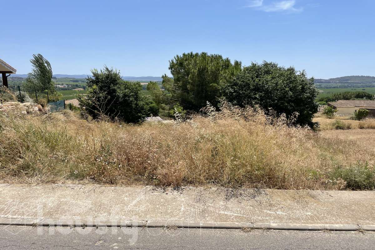 Housfy vende 🏡 solar ubicado en Vilobí del Penedès, Diseña la casa de tus sueños sobre una parcela despejada, soleada y lista para empezar a construir. Dispone de 602 metros útiles (verificados con la Dirección General de Catastro). Construido en el año: 2025. Características específicas -Orientación sureste Zona y entorno Respecto a la ubicación, se sitúa en Vilobí del Penedès, municipio de Vilobí del Penedès. Esta propiedad se encuentra cerca de transporte público, colegios, supermercados y farmacias. Aviso legal El precio de venta no incluye gastos de la compraventa como notaría, registro, impuestos, ni tampoco honorarios agencia. Esta publicación no es vinculante. Consulta siempre la nota simple con Housfy antes de formalizar la compraventa. Sobre nosotros Housfy es la plataforma integral de servicios inmobiliarios. Nuestra combinación de expertos y tecnología pone al alcance de todo el mundo servicios cómodos, claros y seguros. AICAT número: 7922. Nos encargamos de la gestión y asesoramiento de la compra. ¡Olvídate de todo! Hacemos los trámites por ti. Y, si además necesitas financiación, ponemos a tu disposición un bróker hipotecario para ayudarte a conseguir las mejores condiciones para tu perfil económico. En cumplimiento de la Ley 8/2026 en Cataluña, el certificado de presencia o ausencia de amianto se encuentra en proceso de tramitación. ¿Quieres visitarla? Contacta con Housfy y agenda tu visita sin compromiso. Más información en: housfy.com-2