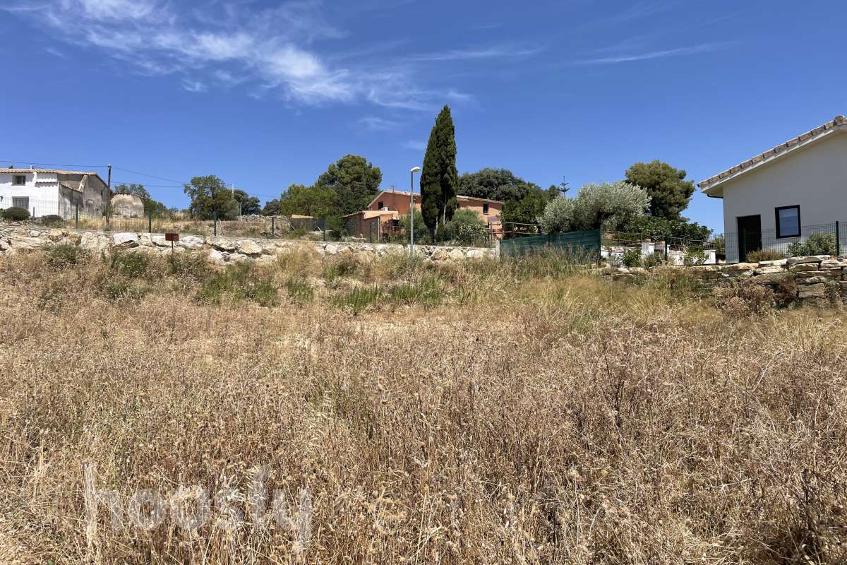 Housfy vende 🏡 solar ubicado en Vilobí del Penedès, Diseña la casa de tus sueños sobre una parcela despejada, soleada y lista para empezar a construir. Dispone de 602 metros útiles (verificados con la Dirección General de Catastro). Construido en el año: 2025. Características específicas -Orientación sureste Zona y entorno Respecto a la ubicación, se sitúa en Vilobí del Penedès, municipio de Vilobí del Penedès. Esta propiedad se encuentra cerca de transporte público, colegios, supermercados y farmacias. Aviso legal El precio de venta no incluye gastos de la compraventa como notaría, registro, impuestos, ni tampoco honorarios agencia. Esta publicación no es vinculante. Consulta siempre la nota simple con Housfy antes de formalizar la compraventa. Sobre nosotros Housfy es la plataforma integral de servicios inmobiliarios. Nuestra combinación de expertos y tecnología pone al alcance de todo el mundo servicios cómodos, claros y seguros. AICAT número: 7922. Nos encargamos de la gestión y asesoramiento de la compra. ¡Olvídate de todo! Hacemos los trámites por ti. Y, si además necesitas financiación, ponemos a tu disposición un bróker hipotecario para ayudarte a conseguir las mejores condiciones para tu perfil económico. En cumplimiento de la Ley 8/2026 en Cataluña, el certificado de presencia o ausencia de amianto se encuentra en proceso de tramitación. ¿Quieres visitarla? Contacta con Housfy y agenda tu visita sin compromiso. Más información en: housfy.com-7