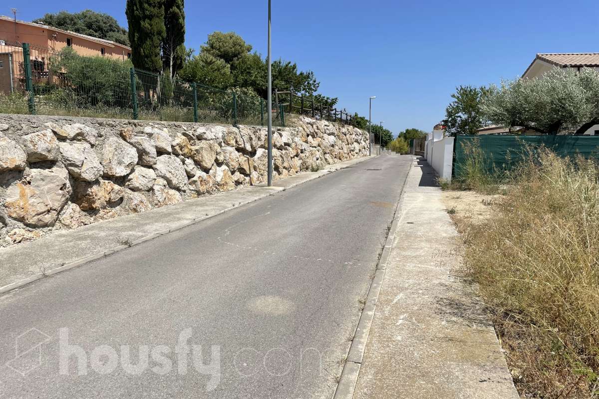 Housfy vende 🏡 solar ubicado en Vilobí del Penedès, Diseña la casa de tus sueños sobre una parcela despejada, soleada y lista para empezar a construir. Dispone de 602 metros útiles (verificados con la Dirección General de Catastro). Construido en el año: 2025. Características específicas -Orientación sureste Zona y entorno Respecto a la ubicación, se sitúa en Vilobí del Penedès, municipio de Vilobí del Penedès. Esta propiedad se encuentra cerca de transporte público, colegios, supermercados y farmacias. Aviso legal El precio de venta no incluye gastos de la compraventa como notaría, registro, impuestos, ni tampoco honorarios agencia. Esta publicación no es vinculante. Consulta siempre la nota simple con Housfy antes de formalizar la compraventa. Sobre nosotros Housfy es la plataforma integral de servicios inmobiliarios. Nuestra combinación de expertos y tecnología pone al alcance de todo el mundo servicios cómodos, claros y seguros. AICAT número: 7922. Nos encargamos de la gestión y asesoramiento de la compra. ¡Olvídate de todo! Hacemos los trámites por ti. Y, si además necesitas financiación, ponemos a tu disposición un bróker hipotecario para ayudarte a conseguir las mejores condiciones para tu perfil económico. En cumplimiento de la Ley 8/2026 en Cataluña, el certificado de presencia o ausencia de amianto se encuentra en proceso de tramitación. ¿Quieres visitarla? Contacta con Housfy y agenda tu visita sin compromiso. Más información en: housfy.com-9