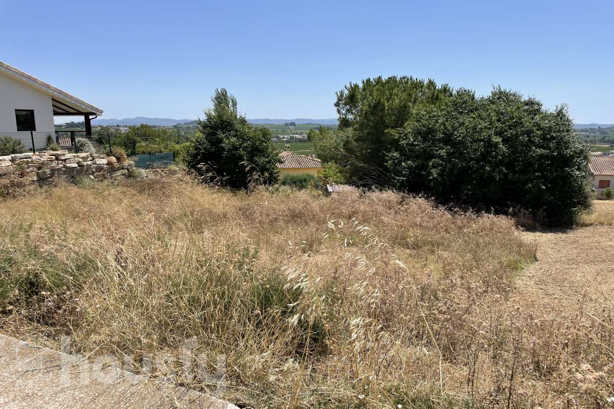 Housfy vende 🏡 solar ubicado en Vilobí del Penedès, Diseña la casa de tus sueños sobre una parcela despejada, soleada y lista para empezar a construir. Dispone de 602 metros útiles (verificados con la Dirección General de Catastro). Construido en el año: 2025. Características específicas -Orientación sureste Zona y entorno Respecto a la ubicación, se sitúa en Vilobí del Penedès, municipio de Vilobí del Penedès. Esta propiedad se encuentra cerca de transporte público, colegios, supermercados y farmacias. Aviso legal El precio de venta no incluye gastos de la compraventa como notaría, registro, impuestos, ni tampoco honorarios agencia. Esta publicación no es vinculante. Consulta siempre la nota simple con Housfy antes de formalizar la compraventa. Sobre nosotros Housfy es la plataforma integral de servicios inmobiliarios. Nuestra combinación de expertos y tecnología pone al alcance de todo el mundo servicios cómodos, claros y seguros. AICAT número: 7922. Nos encargamos de la gestión y asesoramiento de la compra. ¡Olvídate de todo! Hacemos los trámites por ti. Y, si además necesitas financiación, ponemos a tu disposición un bróker hipotecario para ayudarte a conseguir las mejores condiciones para tu perfil económico. En cumplimiento de la Ley 8/2026 en Cataluña, el certificado de presencia o ausencia de amianto se encuentra en proceso de tramitación. ¿Quieres visitarla? Contacta con Housfy y agenda tu visita sin compromiso. Más información en: housfy.com-3