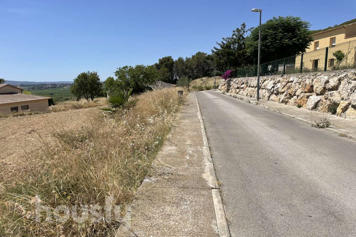 Housfy vende 🏡 solar ubicado en Vilobí del Penedès, Diseña la casa de tus sueños sobre una parcela despejada, soleada y lista para empezar a construir. Dispone de 602 metros útiles (verificados con la Dirección General de Catastro). Construido en el año: 2025. Características específicas -Orientación sureste Zona y entorno Respecto a la ubicación, se sitúa en Vilobí del Penedès, municipio de Vilobí del Penedès. Esta propiedad se encuentra cerca de transporte público, colegios, supermercados y farmacias. Aviso legal El precio de venta no incluye gastos de la compraventa como notaría, registro, impuestos, ni tampoco honorarios agencia. Esta publicación no es vinculante. Consulta siempre la nota simple con Housfy antes de formalizar la compraventa. Sobre nosotros Housfy es la plataforma integral de servicios inmobiliarios. Nuestra combinación de expertos y tecnología pone al alcance de todo el mundo servicios cómodos, claros y seguros. AICAT número: 7922. Nos encargamos de la gestión y asesoramiento de la compra. ¡Olvídate de todo! Hacemos los trámites por ti. Y, si además necesitas financiación, ponemos a tu disposición un bróker hipotecario para ayudarte a conseguir las mejores condiciones para tu perfil económico. En cumplimiento de la Ley 8/2026 en Cataluña, el certificado de presencia o ausencia de amianto se encuentra en proceso de tramitación. ¿Quieres visitarla? Contacta con Housfy y agenda tu visita sin compromiso. Más información en: housfy.com-8
