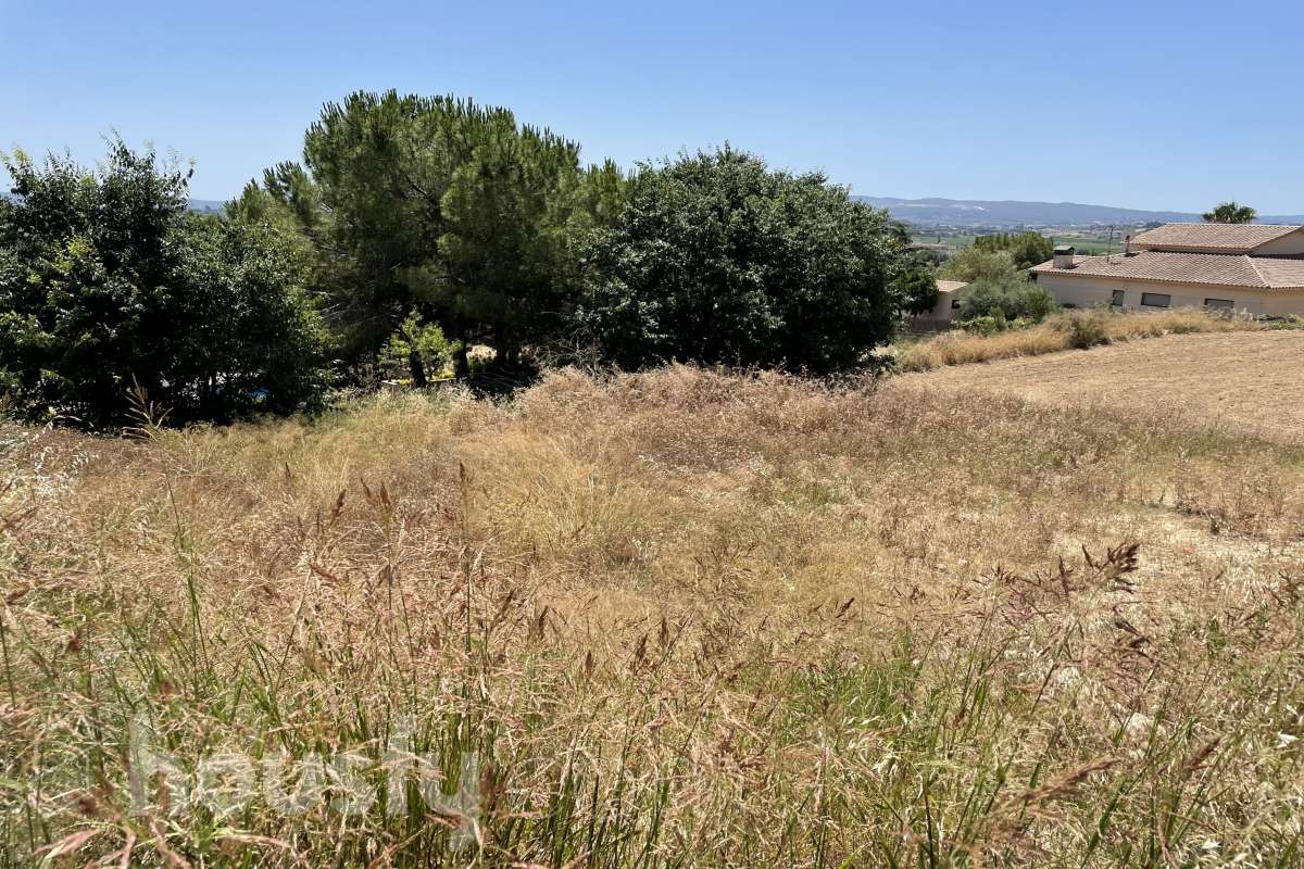 Housfy vende 🏡 solar ubicado en Vilobí del Penedès, Diseña la casa de tus sueños sobre una parcela despejada, soleada y lista para empezar a construir. Dispone de 602 metros útiles (verificados con la Dirección General de Catastro). Construido en el año: 2025. Características específicas -Orientación sureste Zona y entorno Respecto a la ubicación, se sitúa en Vilobí del Penedès, municipio de Vilobí del Penedès. Esta propiedad se encuentra cerca de transporte público, colegios, supermercados y farmacias. Aviso legal El precio de venta no incluye gastos de la compraventa como notaría, registro, impuestos, ni tampoco honorarios agencia. Esta publicación no es vinculante. Consulta siempre la nota simple con Housfy antes de formalizar la compraventa. Sobre nosotros Housfy es la plataforma integral de servicios inmobiliarios. Nuestra combinación de expertos y tecnología pone al alcance de todo el mundo servicios cómodos, claros y seguros. AICAT número: 7922. Nos encargamos de la gestión y asesoramiento de la compra. ¡Olvídate de todo! Hacemos los trámites por ti. Y, si además necesitas financiación, ponemos a tu disposición un bróker hipotecario para ayudarte a conseguir las mejores condiciones para tu perfil económico. En cumplimiento de la Ley 8/2026 en Cataluña, el certificado de presencia o ausencia de amianto se encuentra en proceso de tramitación. ¿Quieres visitarla? Contacta con Housfy y agenda tu visita sin compromiso. Más información en: housfy.com-5