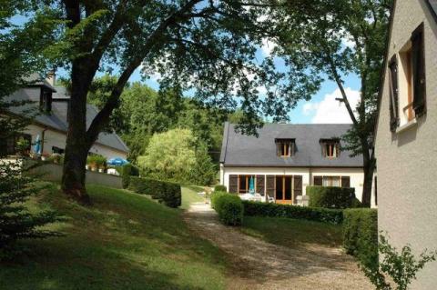 Cottage Gite Shared heated pool. BBQ , no lets, sleeps 4 Linnen provided. 5 mins walk to village , bar restaurant