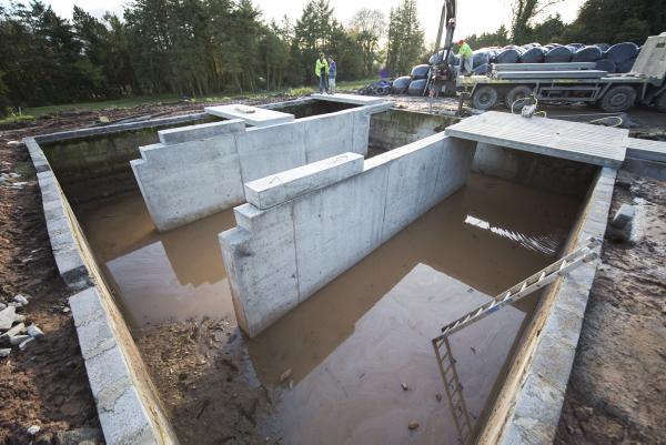 Farm buildings: Open tank gets a new roof