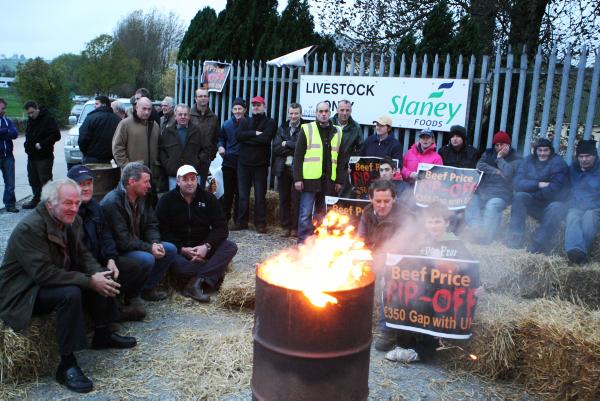 Farmer unity at Liffey Meats, Ballinasloe