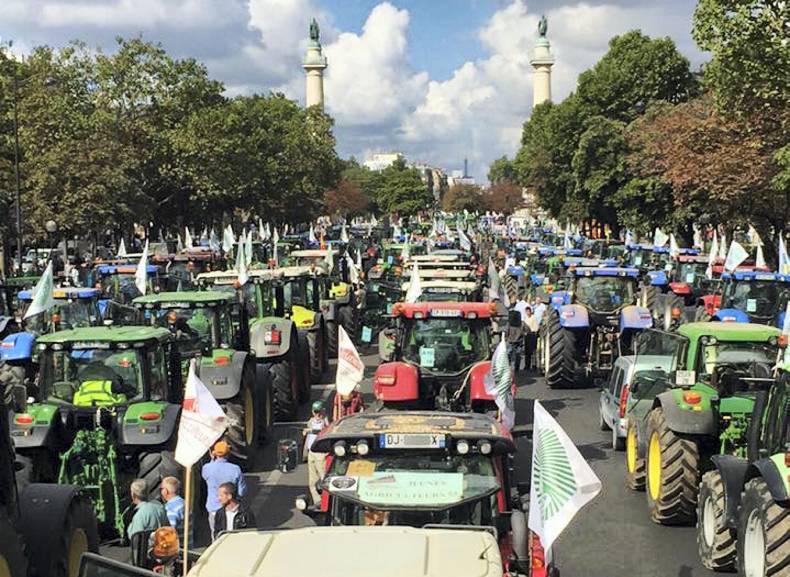 French farmers drive 1,500 tractors to Paris protest