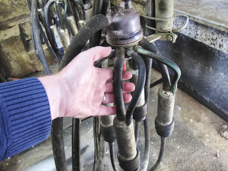 EU average milk price falls by almost 8% for February 2016 