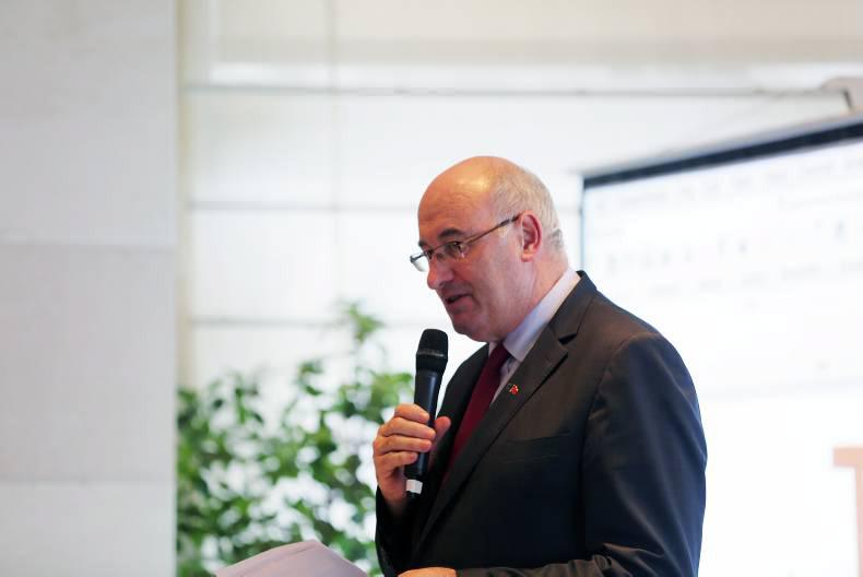 Hogan reassures UK farmers on CAP payments during Brexit talks