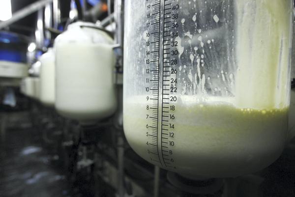 Co-ops hold for milk price for June