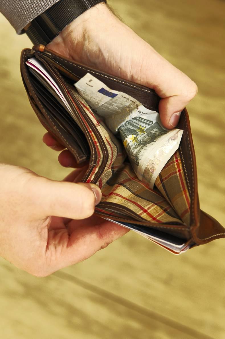 Trickster offered cash - but robbed €700