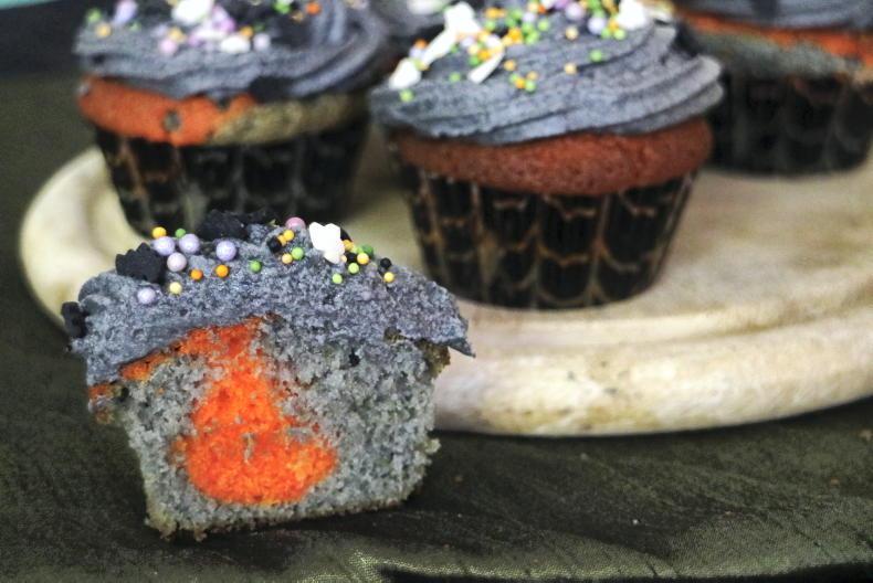 Make these Halloween cupcakes with the kids