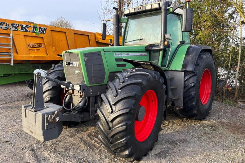 1998 Fendt Favorit 924 Vario secures €50,000 plus VAT at auction