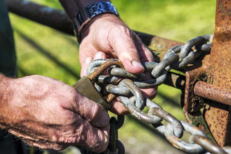 'Take the handcuffs off the gardaí, put them on the criminals'
