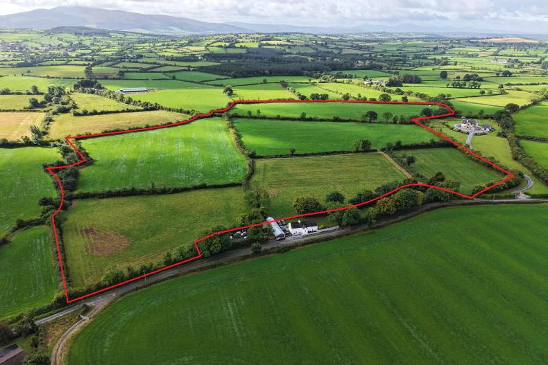 Small holding with former barracks in Co Tipperary