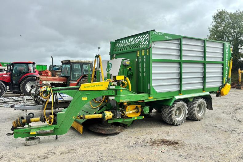 2011 John Deere 6630 sells for €39,400 plus VAT at auction