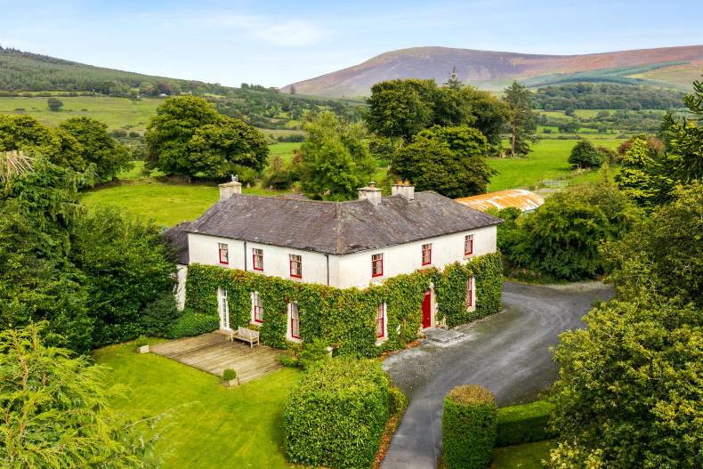Elegant Georgian farmhouse in scenic location