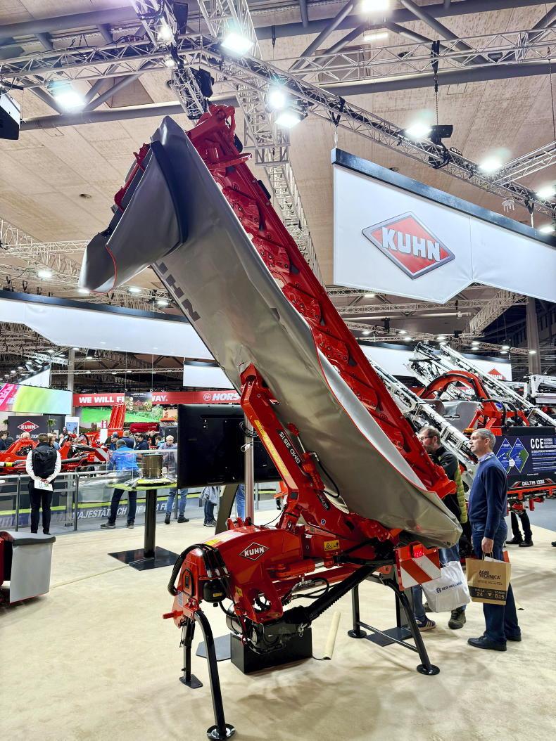 Kuhn’s vertical-folding centre-pivot plain mower