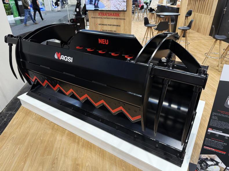 Agritechnica: French manufacturer shows 3-in-1 bale shear bucket