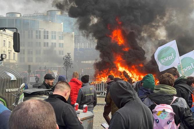 French farmer protest blocks up Paris