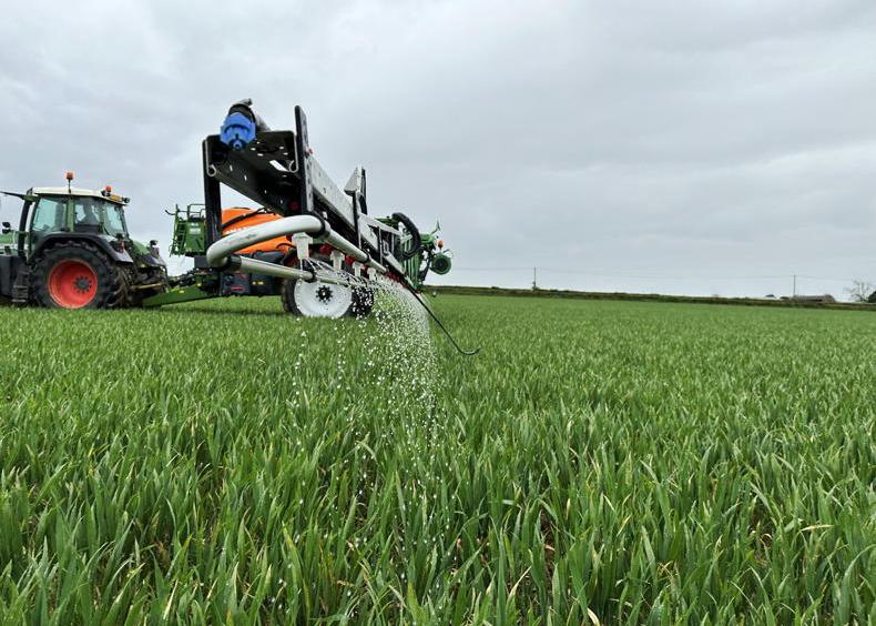 Contractors key to unlocking liquid fertiliser’s potential on grassland 