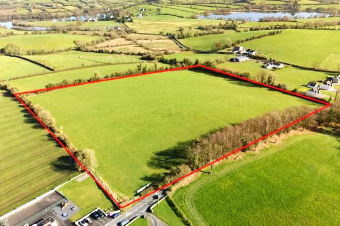 Roadside small holding with lots of potential