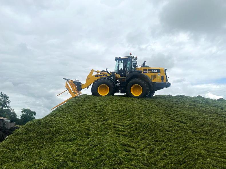 Limerick contractor moves to 20-tonne 250hp Komatsu loader