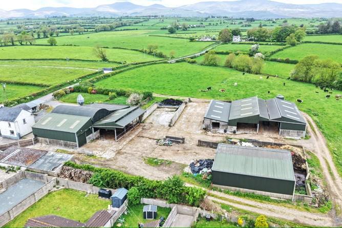 Residential holding and nearby outfarm in Tipp offer easy way into dairy