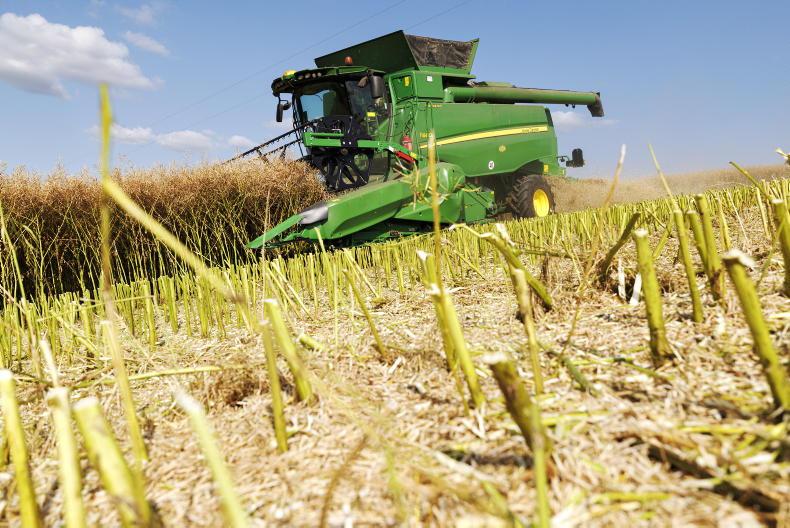 Extremely early spring barley harvest in dry weather