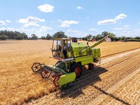 58-year-old Claas combine harvests again after restoration