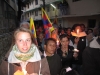 Klik om te vergroten Esther met kaarsje tijdens de protest mars- McLeods Ganj