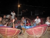 \'s avonds chillen op het strand met allemaal gezellige mensen