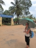 Bij de grens tussen Cambodja en Vietnam (zo\'n paraplu werkt ook best goed tegen de zon!)