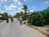 Met een scooter naar Hat Tien, eerste stadje na de grens.. zie de eerste vietnameese punthoed!