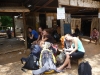 Wachten op de \'bus\', bij het \' busstation\'
