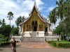 Esther bij een tempel in Luang Prabang