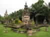 Buddha-park met allerlei aparte buddha-beelden..