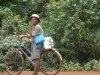 Local met z\'n fiets op het Bolaven Plateau