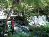Gerben bij een waterval op het bolaven plateau